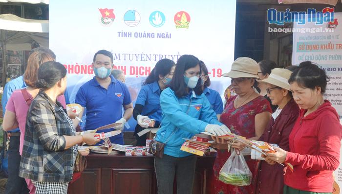 Đoàn viên, thanh niên TP.Quảng Ngãi tuyên truyền về phòng, chống dịch bệnh Covid-19 tại chợ Quảng Ngãi.