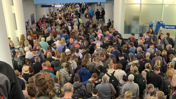 Hành khách đến sân bay quốc tế O'Hare ngày 14-3 phải xếp hàng chờ nhiều giờ liền trước khi được sàng lọc sức khỏe - Ảnh: RUTH PROCOPI