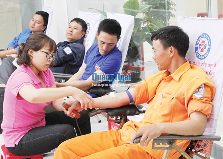 Đoàn viên, thanh niên Công ty Điện lực Quảng Ngãi tham gia hiến máu tình nguyện. ẢNH: T.NHỊ