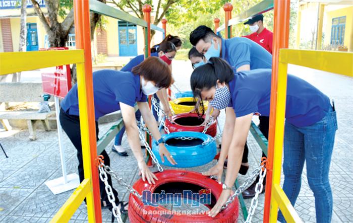 Huyện đoàn Sơn Tịnh vừa bàn giao khu vui chơi thân thiện cho thiếu nhi tại Trường Tiểu học Tịnh Trà.