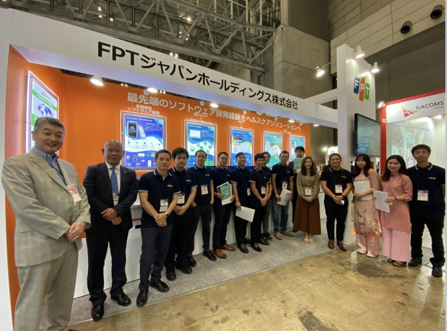 Các thành viên đội giới thiệu giải pháp công nghệ cho khách hàng tại Nhật Bản