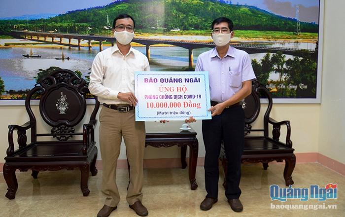 Đại diện Báo Quảng Ngãi đã trao 10 triệu đồng cho Mặt UBMTTQ Việt Nam tỉnh Quảng Ngãi ủng hộ phòng, chống dịch Covid- 19