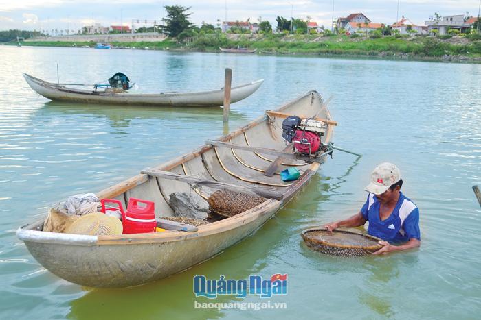 Hành trình đánh bắt thủy sản vùng hạ lưu sông Trà Khúc của ngư dân ngày càng khó khăn, vì nguồn lợi thủy sản đang dần suy kiệt.