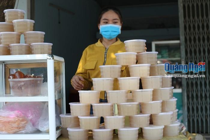 Nghề nấu xu xoa bán hộp được nhiều người dân ở đường Nguyễn Văn Linh  mưu sinh.