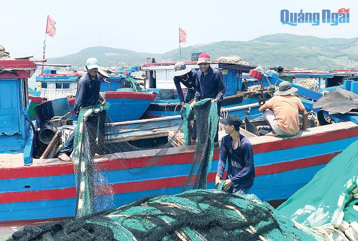 Ngư dân chuẩn bị ngư lưới cụ, để sẵn sàng vươn khơi, bất chấp lệnh cấm biển phi pháp của Trung Quốc.