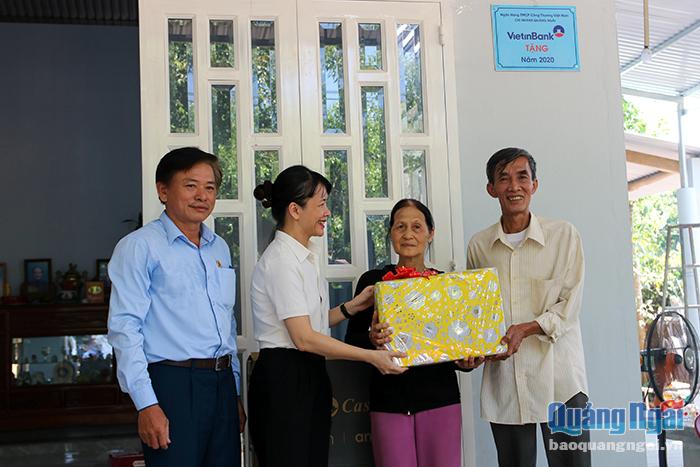 Đại diện Vietinbank Quảng Ngãi trao phần quà mừng nhà mới của Công đoàn ngân hàng cho gia đình ông Lộc