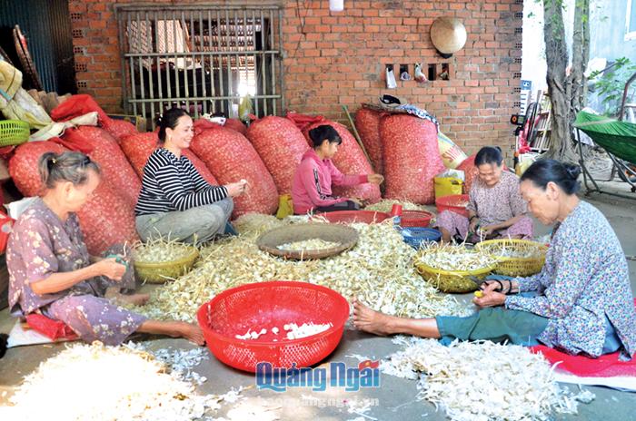 Đại lý hành tỏi của chị Nguyễn Thị Nga đã tạo việc làm cho nhiều lao động địa phương.