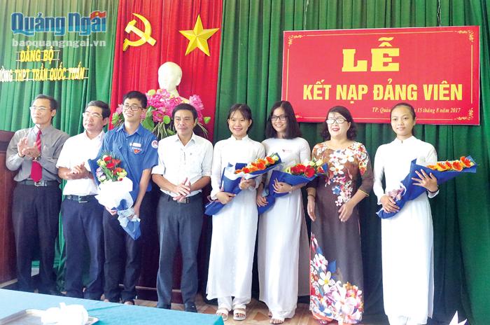 Lễ kết nạp đảng viên ở Đảng bộ Trường THPT Trần Quốc Tuấn (TP.Quảng Ngãi).