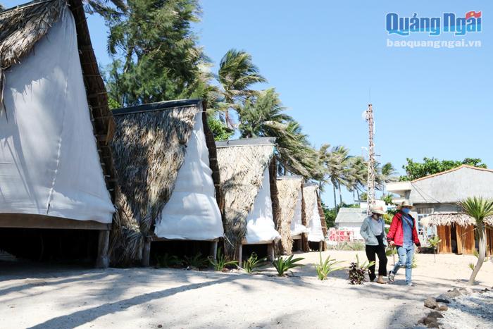 Những khu homestay ở đảo Bé nằm ngay bên bờ biển, được làm từ những vật liệu thân thiện với môi trường.