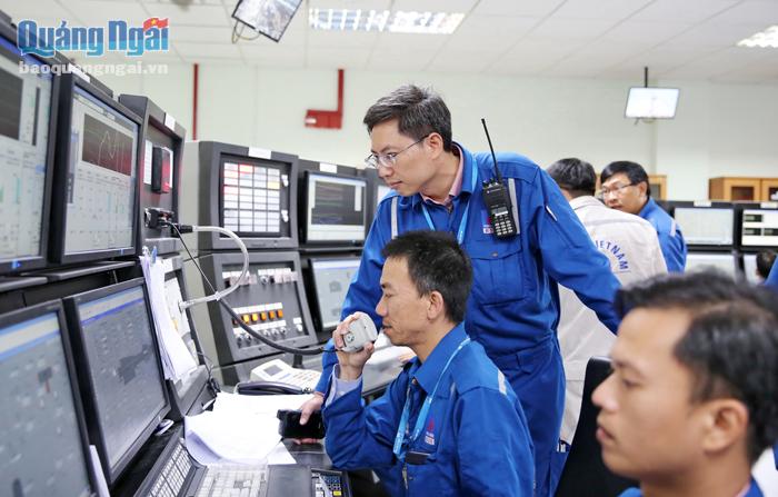 Kỹ sư của BSR theo dõi hoạt động của NMLD Dung Quất từ phòng điều khiển trung tâm.