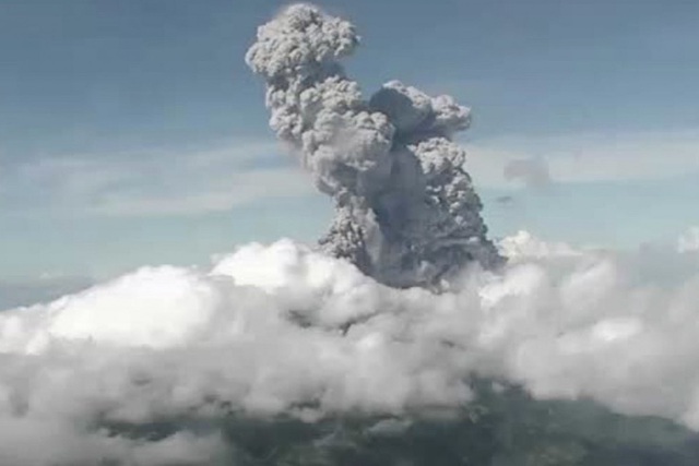 Núi lửa Merapi phun trào tro bụi (Ảnh: AP)