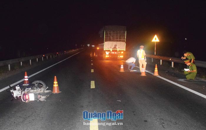 Hiện trường vụ tai nạn giao thông nghiêm trọng dẫn đến 2 người chết trên đường dẫn cao tốc Đà Nẵng - Quảng Ngãi vào khuya ngày 13.6.2020.