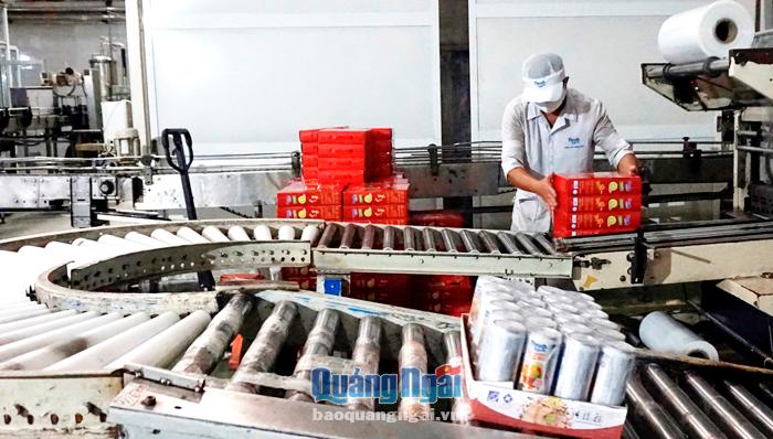 Dây chuyền sản xuất sản phẩm của Nhà máy Nước khoáng Thạch Bích (Công ty CP Đường Quảng Ngãi).