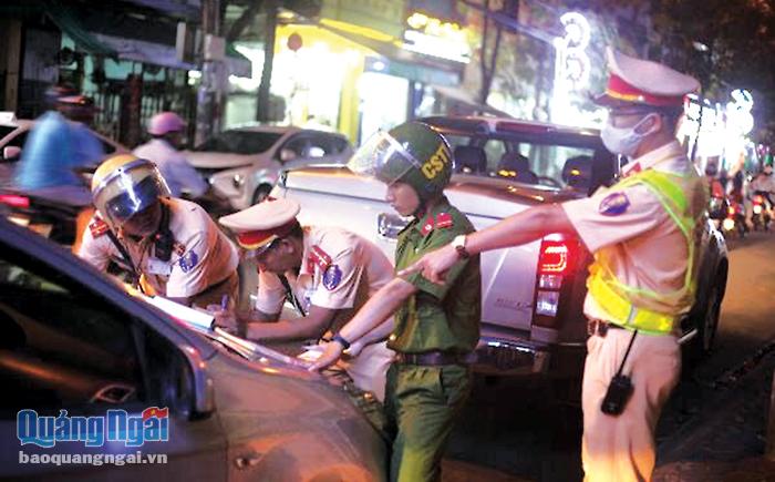 Công an TP. Quảng Ngãi ra quân xử phạt các phương tiện vi phạm khi tham gia giao thông.