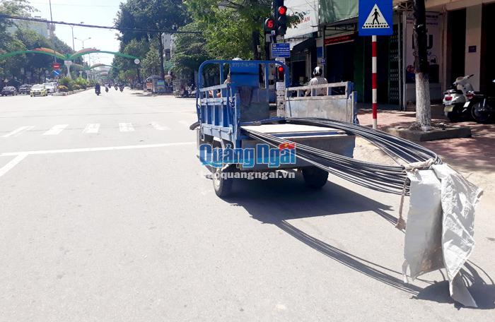 Xe ba bánh chở hàng cồng kềnh trên đường ở TP.Quảng Ngãi, gây mất an toàn giao thông. 