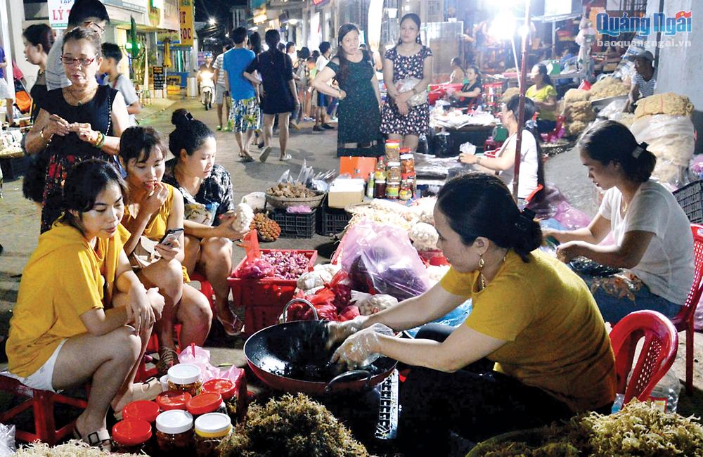 Du khách tham quan, ăn uống ở chợ đêm Lý Sơn.