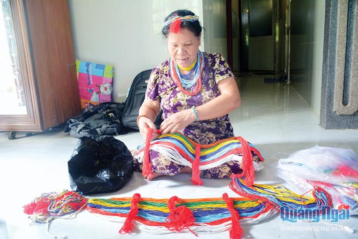 Nghệ nhân Hồ Thị Non, ở thị trấn Trà Xuân (Trà Bồng), nỗ lực làm lại trang sức truyền thống đồng bào Cor.