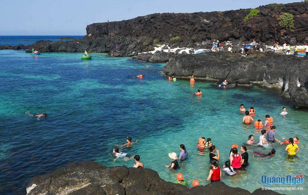 Du khách thích thú bơi lặn giữa làn nước biển trong xanh