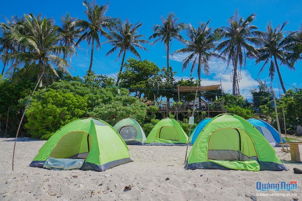 Đến đảo Bé, du khách đều ấn tượng trước những khu homestay bên những triền sóng biển trong xanh, được che bóng bởi những hàng dừa cao vút