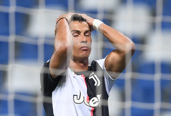Ronaldo ôm đấu tiếc nuối sau một tình huống bỏ lỡ - Ảnh: REUTERS