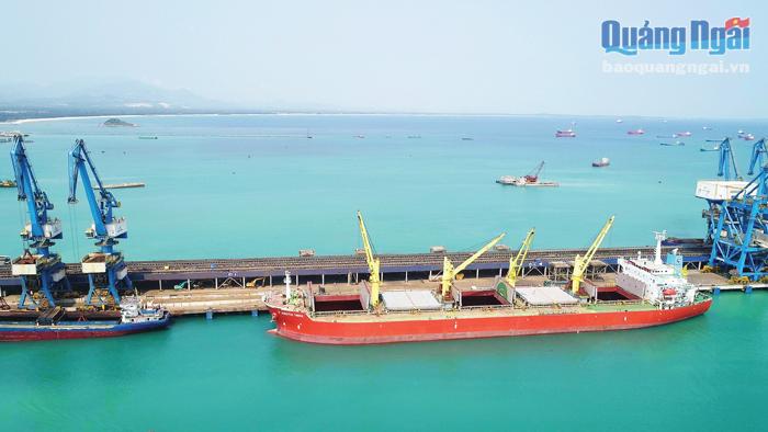Cảng Dung Quất ngày càng phát huy hiệu quả. Trong ảnh: Tàu cập cảng Hòa Phát Dung Quất. 