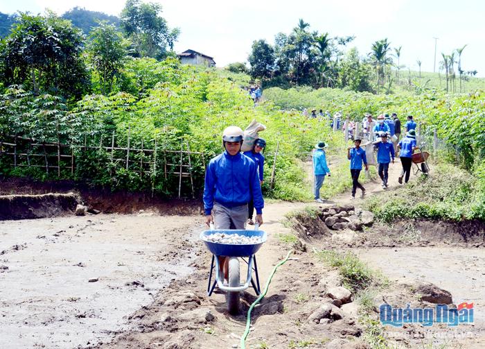 ĐVTN làm đường bê tông dẫn về làng thanh niên lập nghiệp Sơn Bua (Sơn Tây).