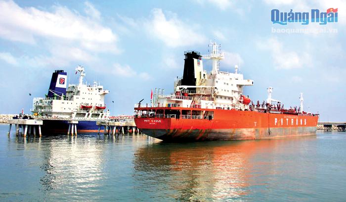 Tàu cập cảng xuất bán sản phẩm cho Nhà máy Lọc dầu Dung Quất.   
