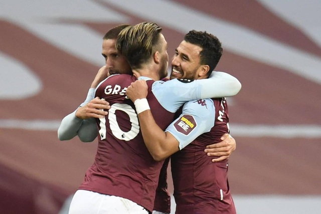 Các cầu thủ Aston Villa ăn mừng bàn thắng mở tỉ số