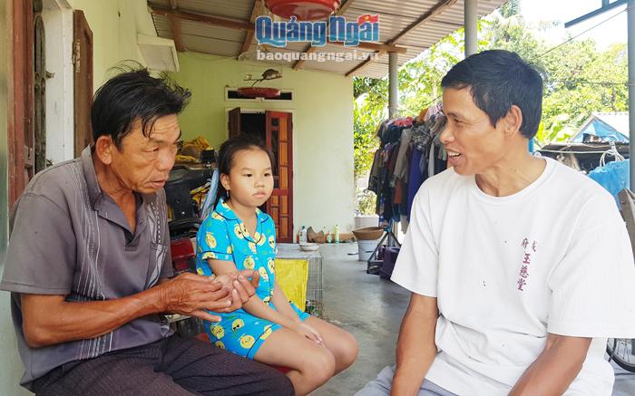 Phó Chủ tịch Nghiệp đoàn nghề cá phường Phổ Quang (TX.Đức Phổ) Võ Xuân Cẩm (bên trái) thăm hỏi đời sống của đoàn viên tại địa phương.