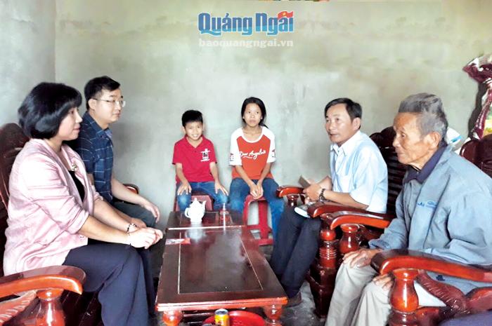 Bí thư Huyện ủy Sơn Tịnh Trương Thị Mỹ Trang thăm, động viên, tặng quà cho hộ nghèo ở xã Tịnh Bình (Sơn Tịnh) nhân dịp tết Nguyên đán Canh Tý.