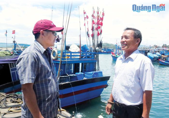 Ngư dân phường Phổ Quang chia sẻ kinh nghiệm trong khai thác hải sản xa bờ. 