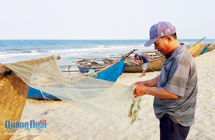 Nguồn lợi thủy sản ven bờ cạn kiệt khiến ngư dân vùng bãi ngang huyện Mộ Đức loay hoay tìm hướng chuyển đổi nghề.