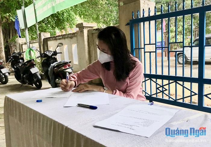 Từ tối 30.7, đã có hơn 40 trường hợp liên quan đến ca nghi mắc Covid-19 đến trạm y tế phường Lê Hồng Phong khai báo y tế