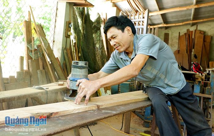 Dẫu khiếm khuyết đôi chân, ông Dương Tấn Vẳn, ở thôn An Mô, xã Đức Lợi (Mộ Đức) vẫn chăm chỉ làm việc, lo cho gia đình.