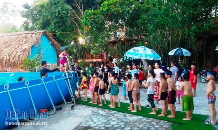Lớp học bơi tại hồ bơi của Vườn sinh thái An Bình mỗi buổi sáng thu hút rất đông con em ở địa phương.