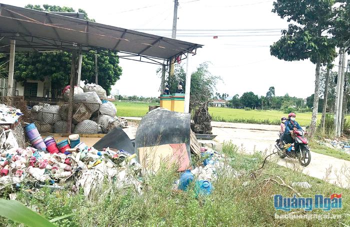 Phế liệu chất đống hai bên đường vào khu dân cư ở xã Nghĩa Dõng (TP.Quảng Ngãi) gây mất mỹ quan đô thị.
