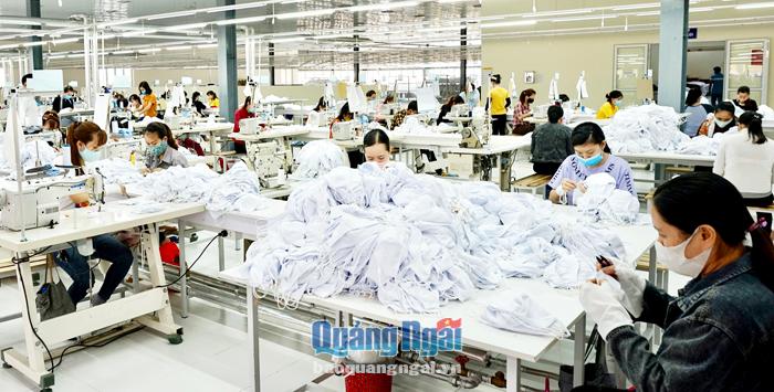 Nhà máy May Vinatex Nghĩa Hành đang tăng tốc sản xuất khẩu trang phòng dịch Covid-19.