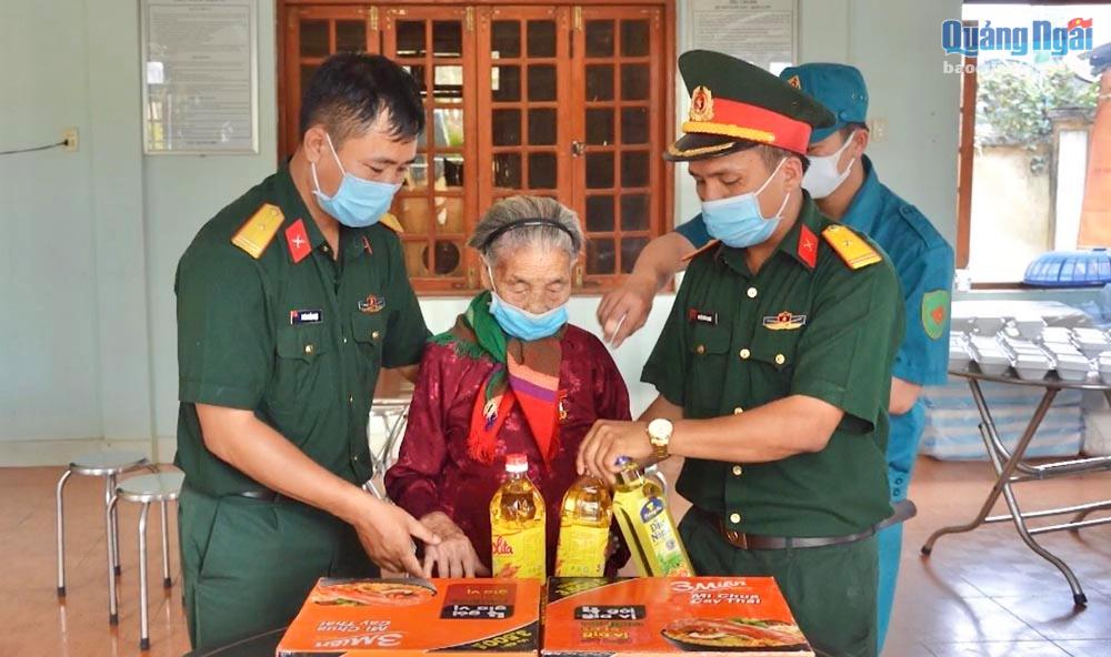 Mẹ VNAH Phạm Thị Phu tặng quà trao quà ủng hộ phòng chống dịch cho Ban CHQS huyện Tư Nghĩa