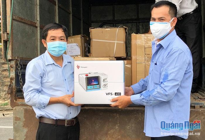 Đại diện Tập đoàn Vingroup trao máy thở phục vụ công tác điều trị Covid-19 ở Quảng Ngãi