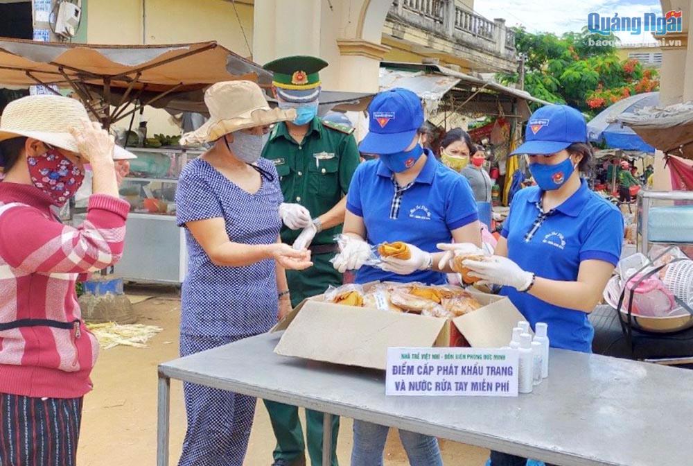 Bộ đội BP tỉnh tặng khẩu trang cho người dân ven biển Huyện Mộ Đức
