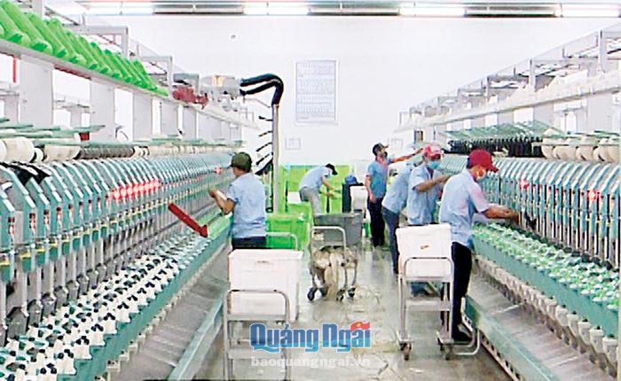  Sản xuất sợi tại Công ty Xingdadong (KCN VSIP Quảng Ngãi).  ẢNH: P.V
