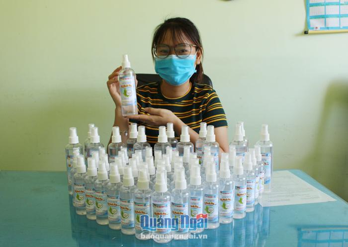 Phó Bí thư Đoàn thị trấn Châu Ổ (Bình Sơn) Đỗ Thị Minh Trang pha chế dung dịch sát khuẩn tay phát miễn phí cho người dân.