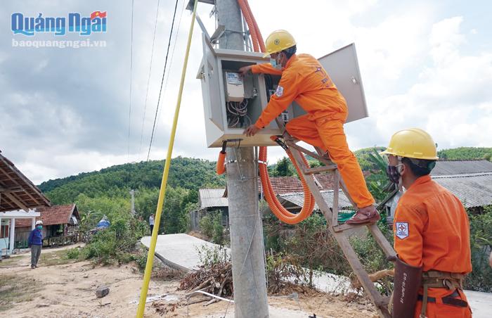 Nhân viên điện lực kiểm tra kỹ thuật, đóng điện phục vụ người dân thôn Nước Giáp, xã Ba Khâm (Ba Tơ).