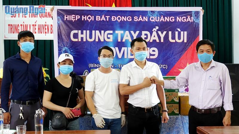 Các thành viên Hiệp hội Bất động sản Quảng Ngãi thăm, tặng quà tại Trung tâm Y tế huyện Bình Sơn