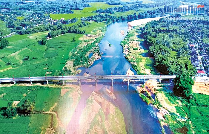 Cầu Hành Tín (Nghĩa Hành) là công trình chào mừng huyện nông thôn mới, tháng 8.2019. Ảnh: T.L