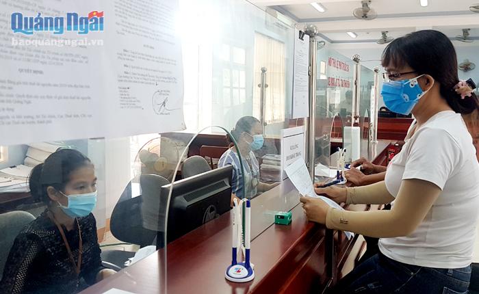 Người dân đến làm thủ tục tại Chi cục Thuế huyện Bình Sơn.