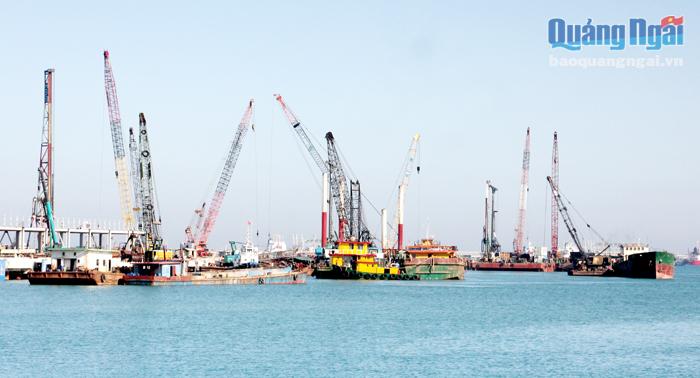 Nhiều nhà đầu tư hiện đã triển khai dự án kinh doanh dịch vụ cảng biển tại cảng nước sâu Dung Quất.      Ảnh: PV