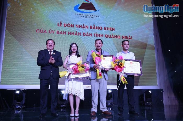 Dương Kim Liên đại diện CLB sinh viên Quảng Ngãi tại TP.HCM nhận bằng khen của UBND tỉnh Quảng Ngãi.