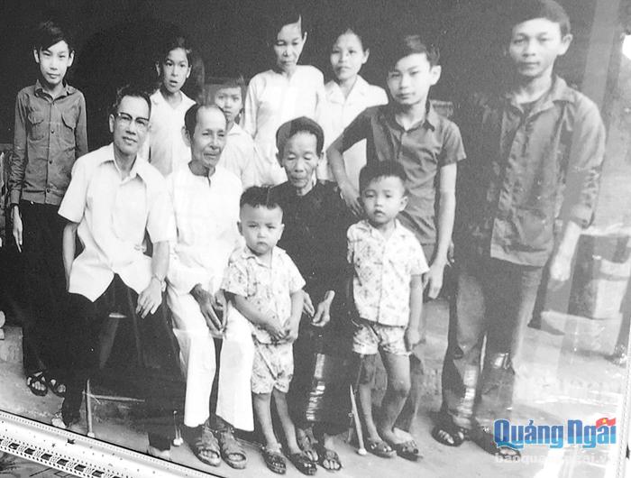 Thượng tướng Trần Văn Trà (thứ 2, từ trái sang) chụp hình lưu niệm với gia đình ông Nguyễn Thỏa trong lần về thăm quê năm 1976.