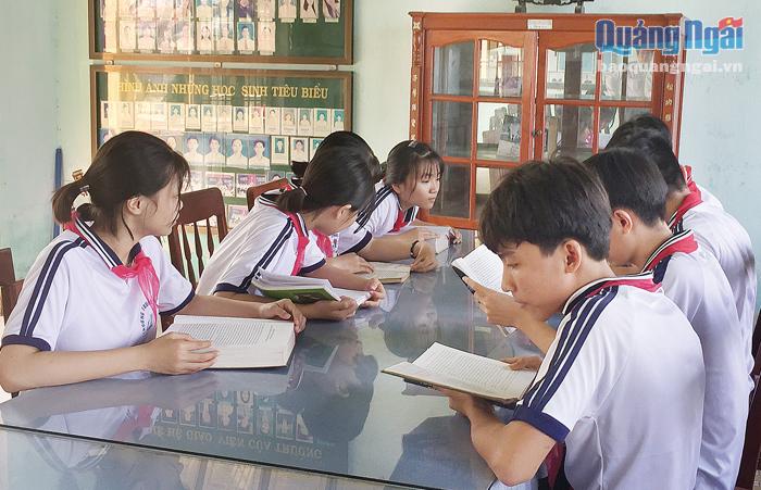 Các em học sinh Trường Tiểu học và THCS Trần Văn Trà tìm hiểu cuộc đời và sự nghiệp Thượng tướng Trần Văn Trà trong nhà truyền thống của trường.